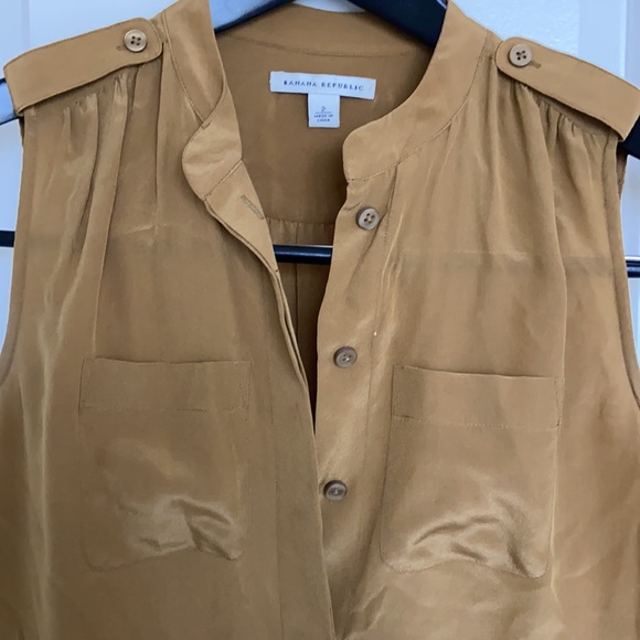 Banana Republic golden yellow sleeveless blouse - Picture 2 of 3